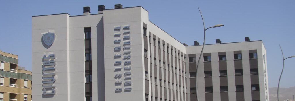Letras corpóreas retroiluminadas instaladas por Sur Neón en Almería