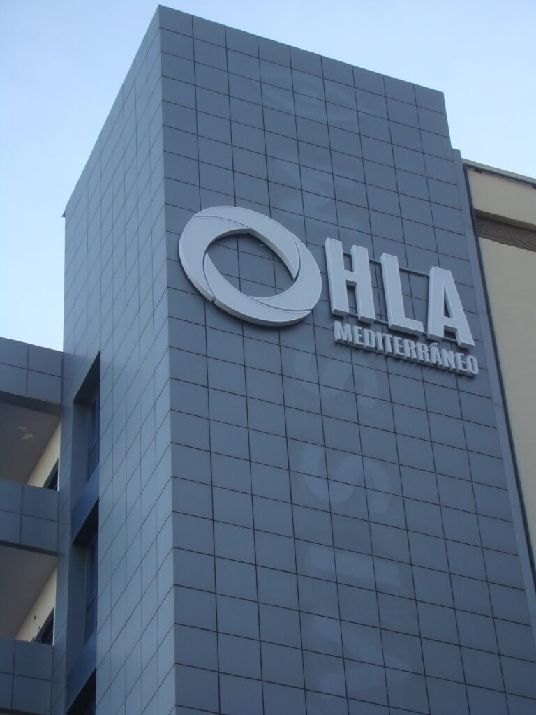 Rótulos de letras corpóreas para hospitales