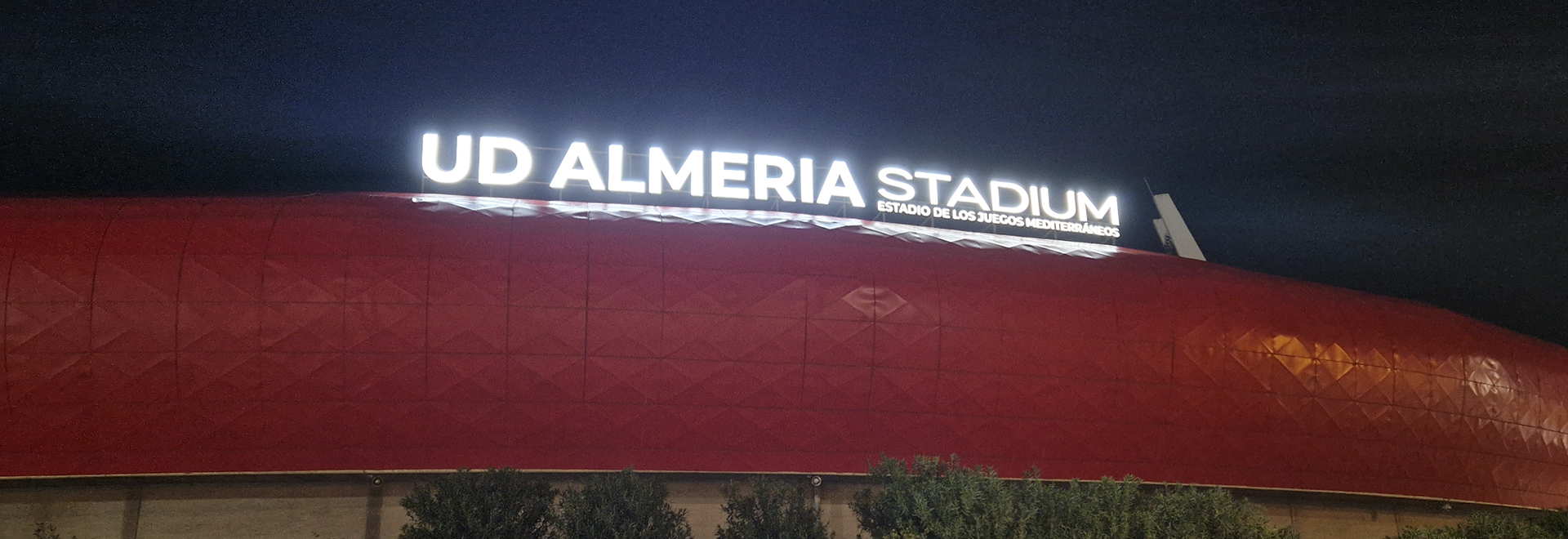 Estadio de la UD Almería con rótulos iluminados
