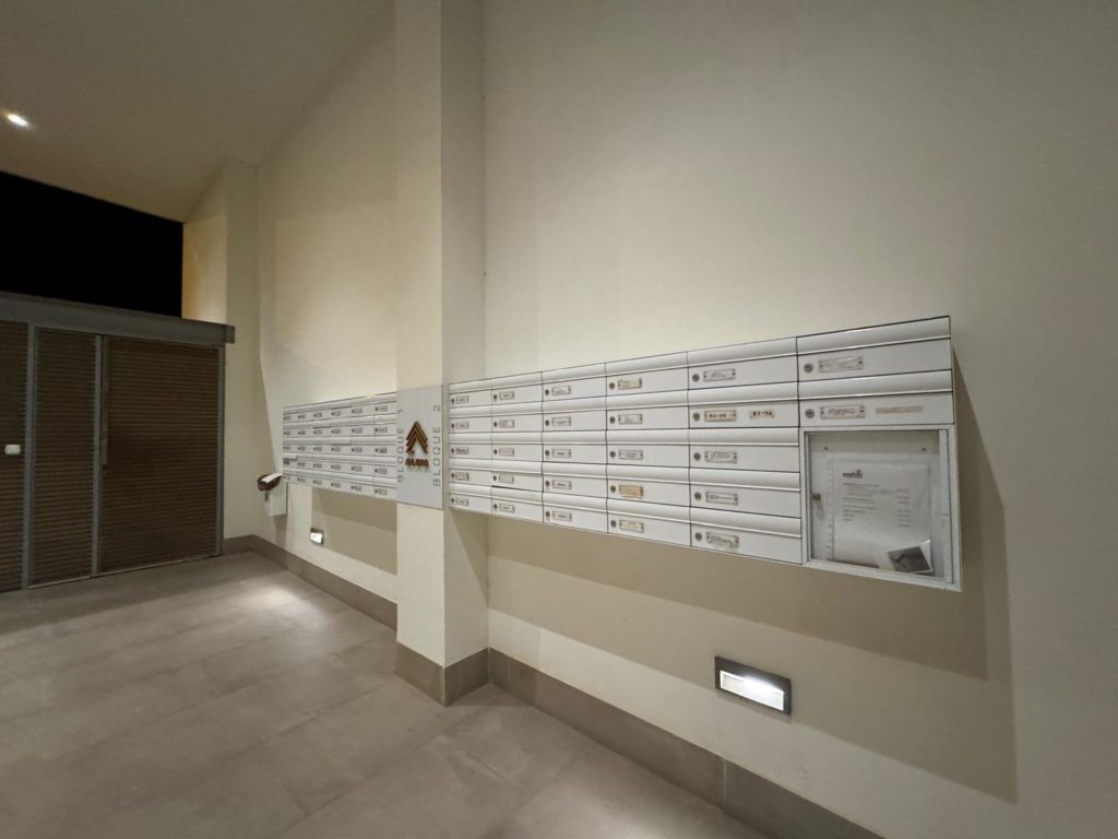 Buzones para comunidad de vecinos instalados en portal de obra nueva en Almería — Sur Neón
