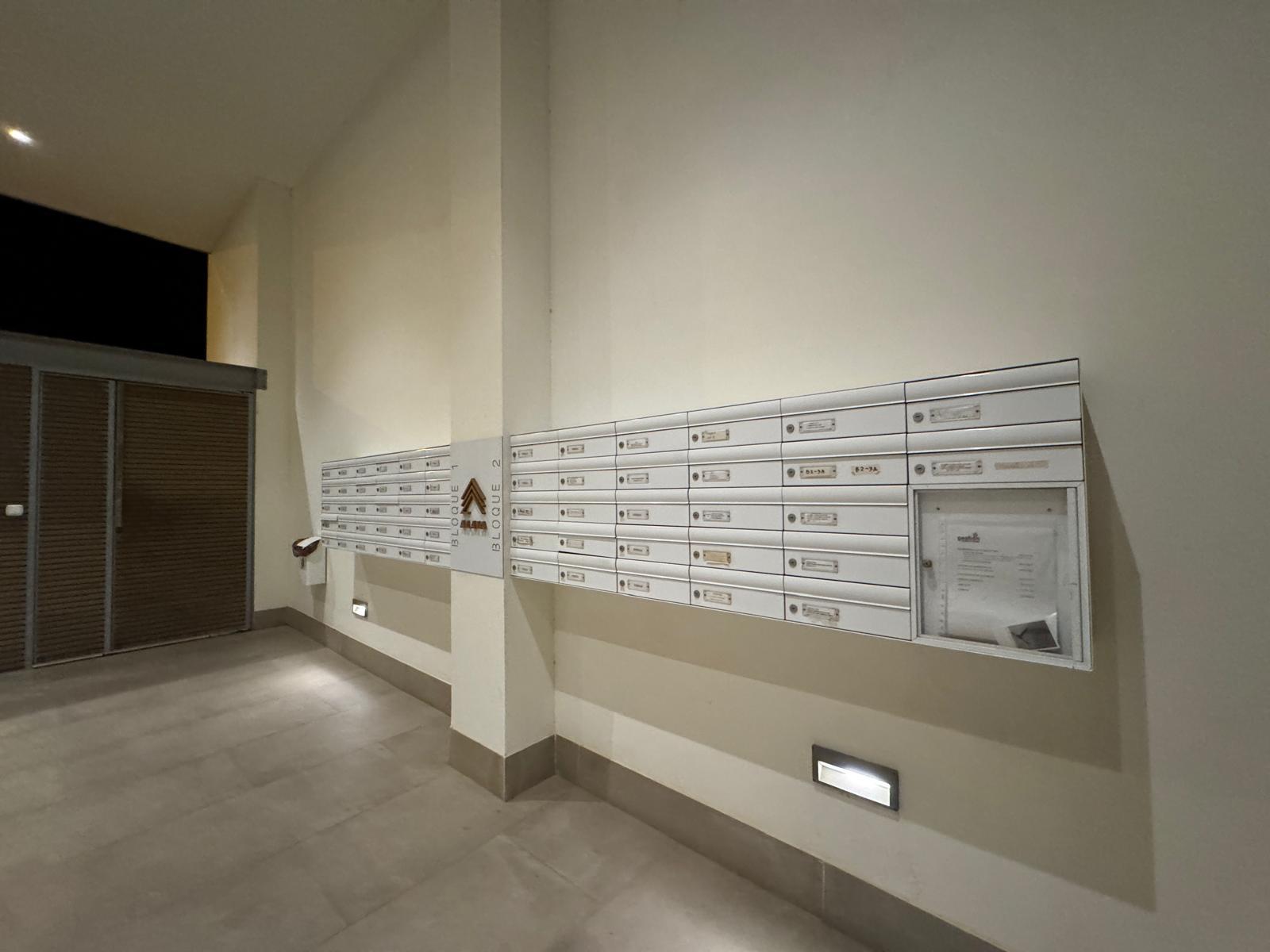 Buzones para comunidad de vecinos instalados en portal de obra nueva en Almería — Sur Neón