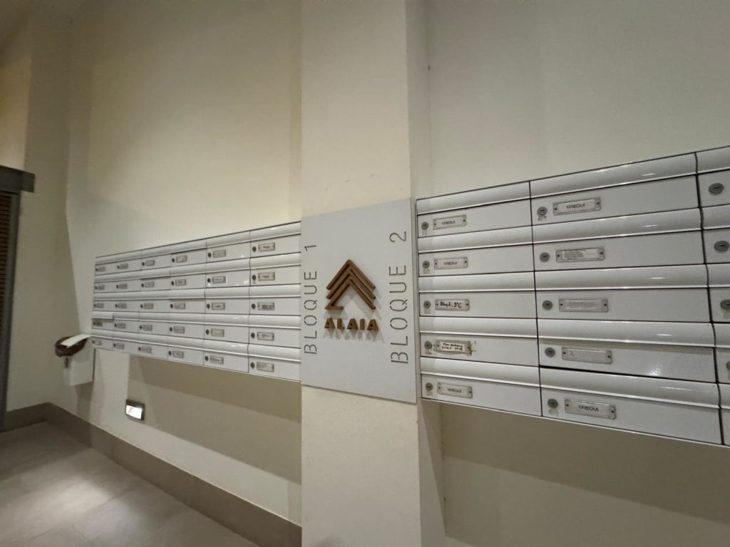 Buzones para comunidad de vecinos, personalizados e instalados en portal de obra nueva en Almería — Sur Neón